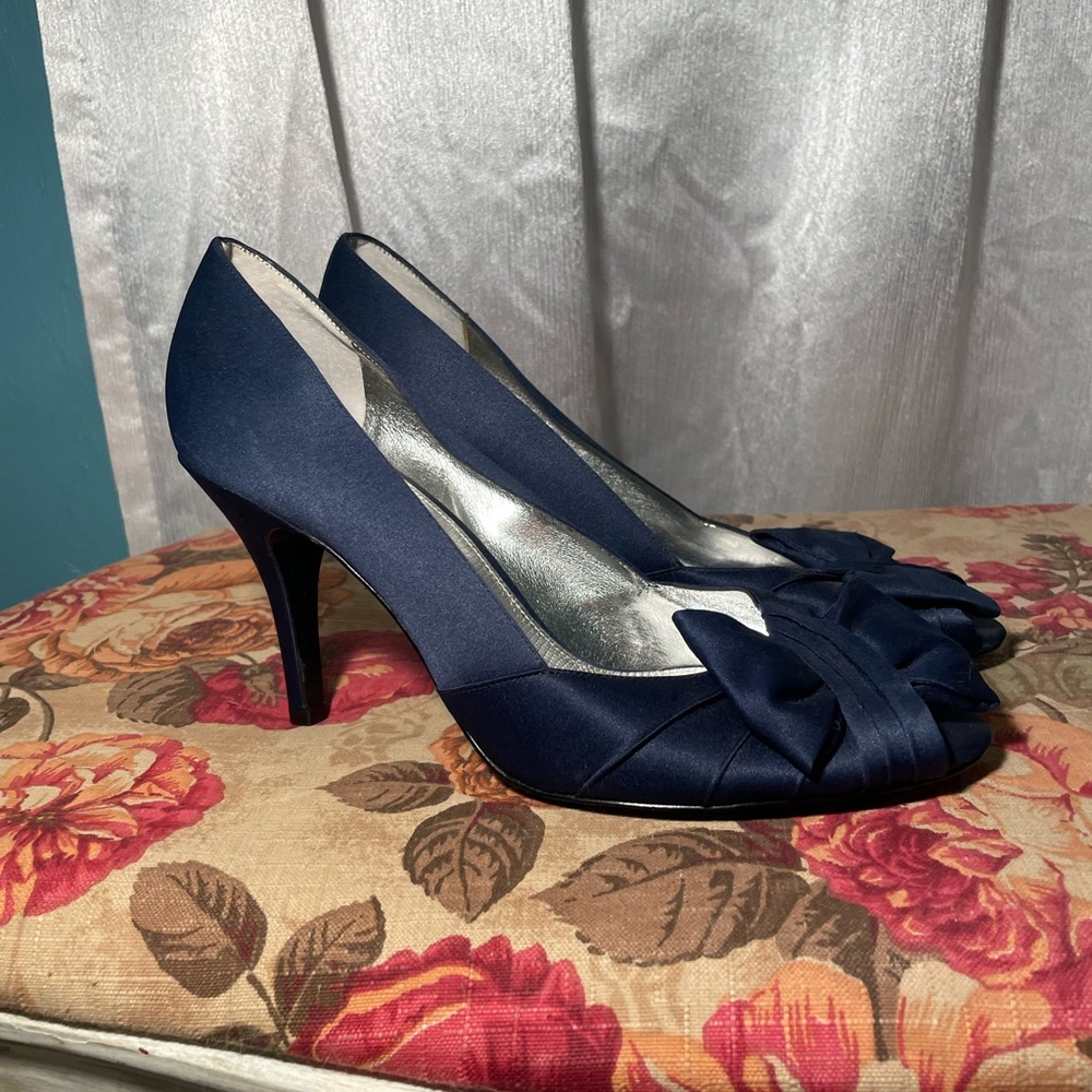 Navy blue beautiful heels. Silk with bow